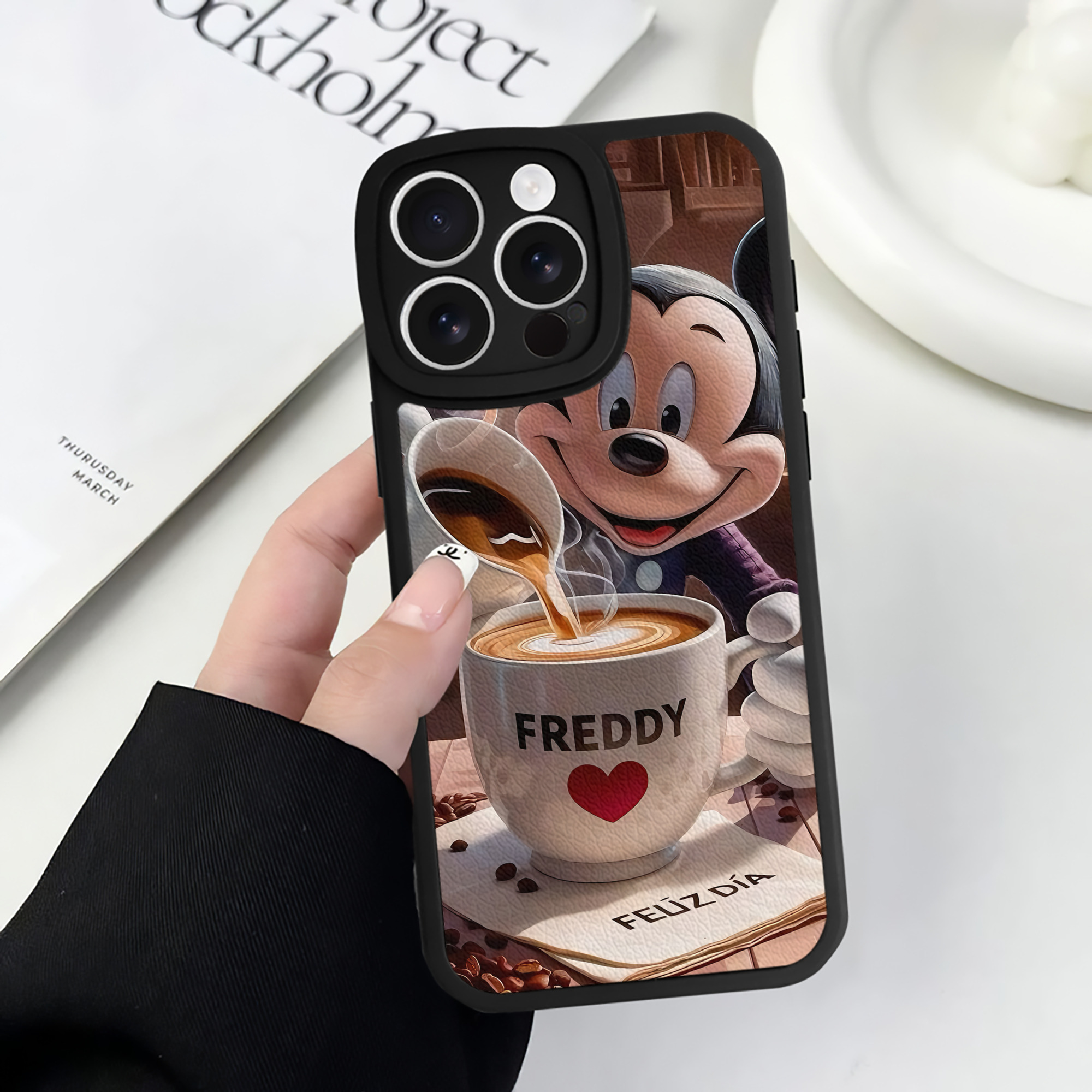 （画像用） ミッキーマウス Mickey Mouse 【iPhone 16シリーズ対応】シリコンスマホケース（レザー調） 材質：シリコン